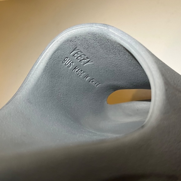 Men’s Yeezy Slides size 9 - Picture 5 of 7